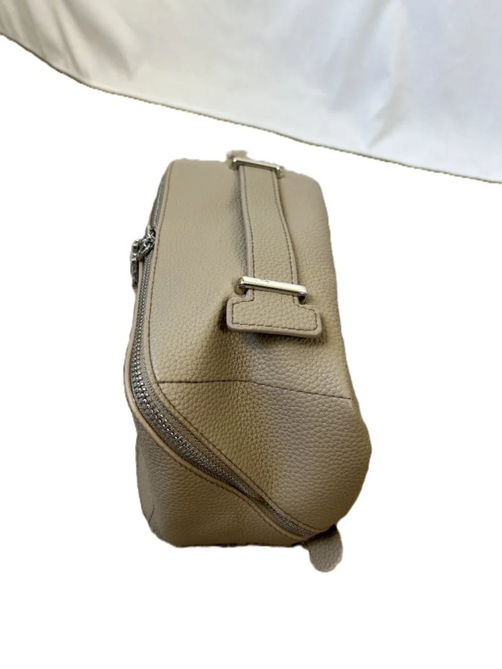 Eachy Travel Cosmetic Bag Tan NWOT